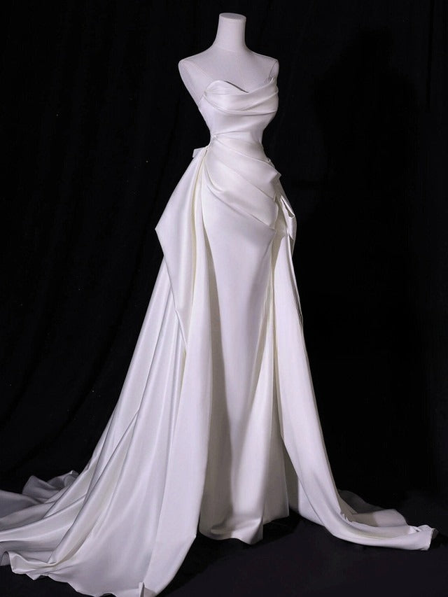 Elegantes trägerloses A-Linien-Brautkleid aus Satin mit Drapierung DP7046