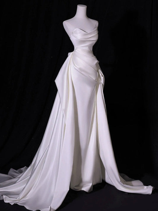 Elegantes trägerloses A-Linien-Brautkleid aus Satin mit Drapierung DP7046