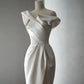 Robe de mariée élégante asymétrique en satin drapé, coupe fourreau, épaules dénudées et fente latérale DP7051
