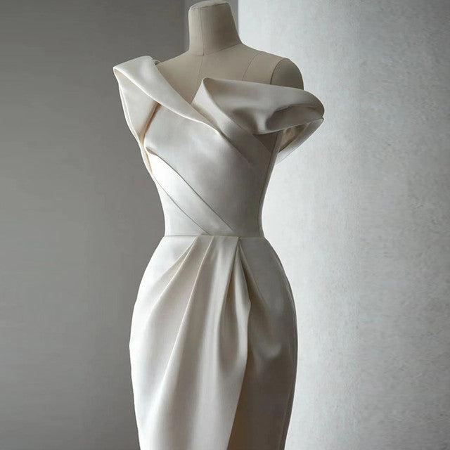 Robe de mariée élégante asymétrique en satin drapé, coupe fourreau, épaules dénudées et fente latérale DP7051