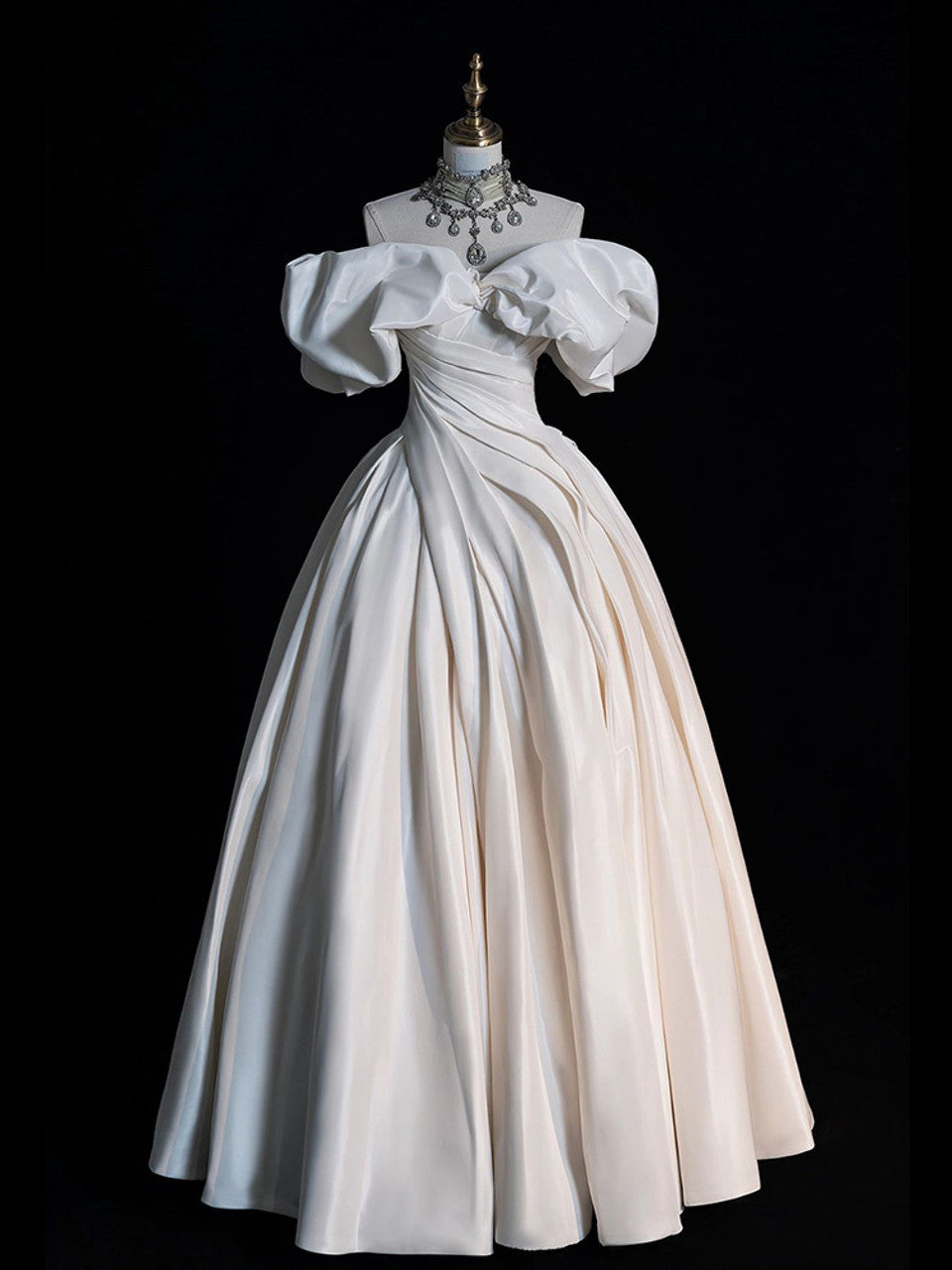 Robe de mariée élégante en satin, coupe trapèze, épaules dénudées, DP7057