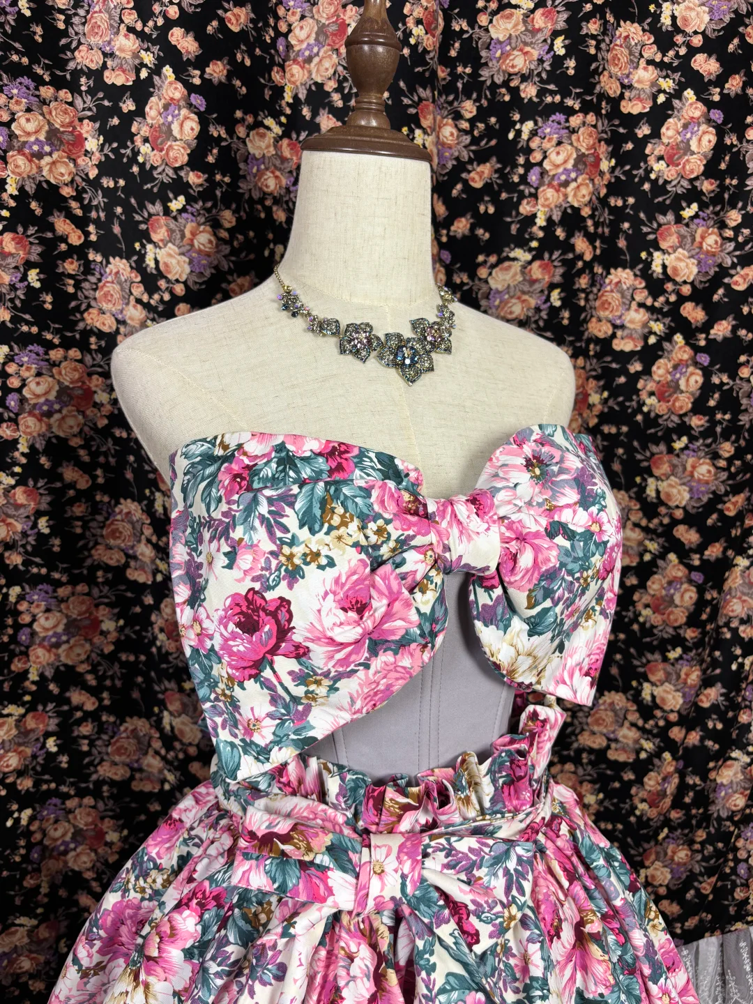 Elegantes, trägerloses, geblümtes A-Linien-Ballkleid mit Rüschen und Schleife für Quinceañeras DP7074