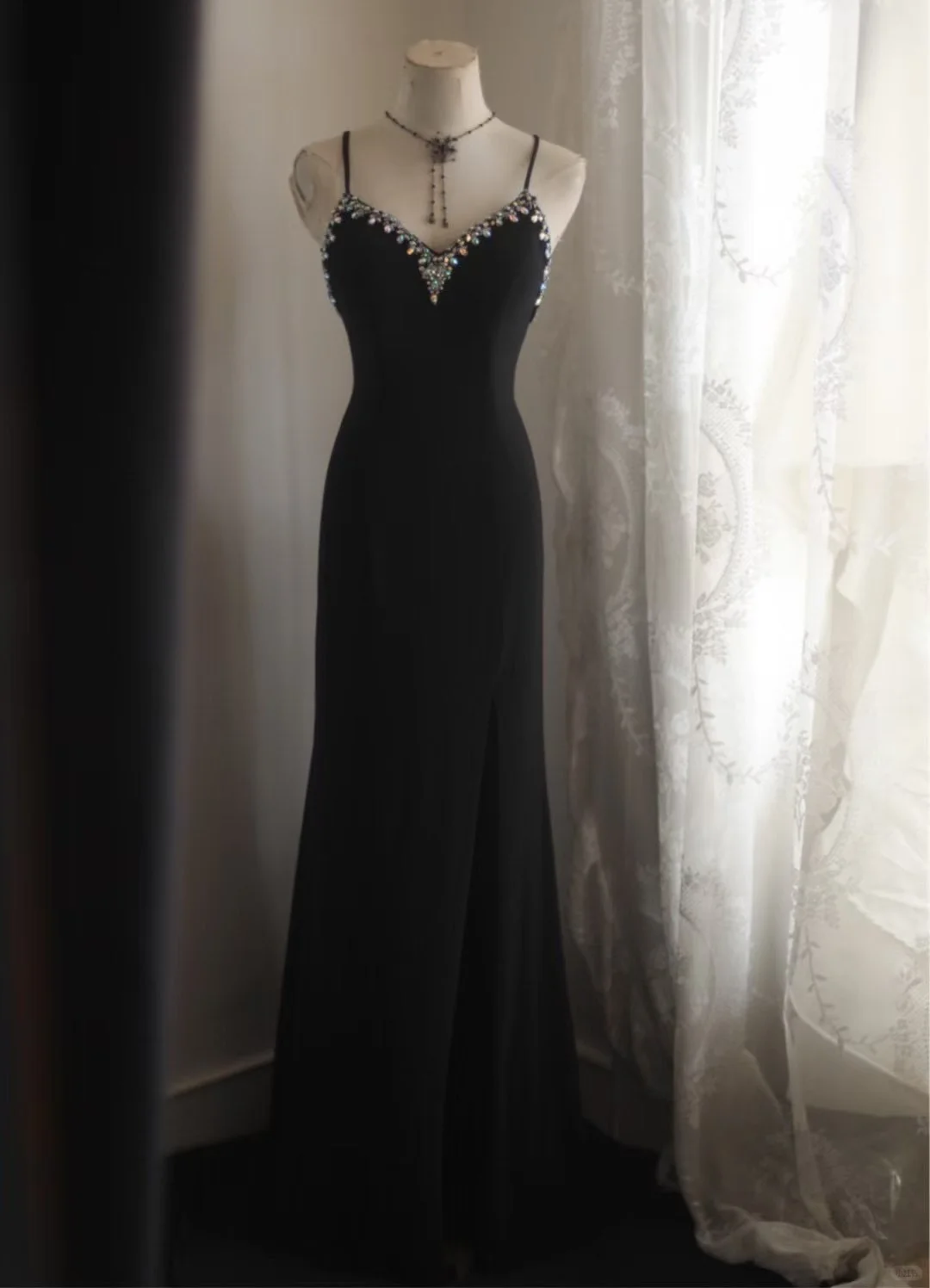Glamorous Elegant Black Sleeveless Beaded V-Neck High Slit Prom Dress DP7658
