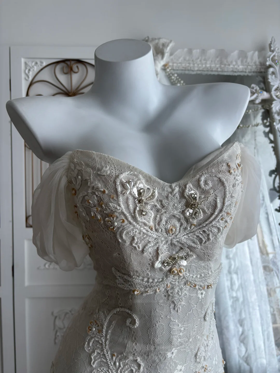 Vintage Off-the-Shoulder Sweetheart Mermaid Wedding Dress 3D Floral Lace Beaded Bridal Gown with Train DP8134