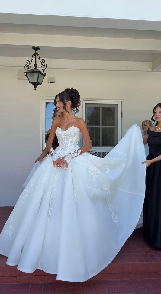 Elegantes, trägerloses Brautkleid mit Spitzenapplikationen und Herzausschnitt, A-Linie, DP7022