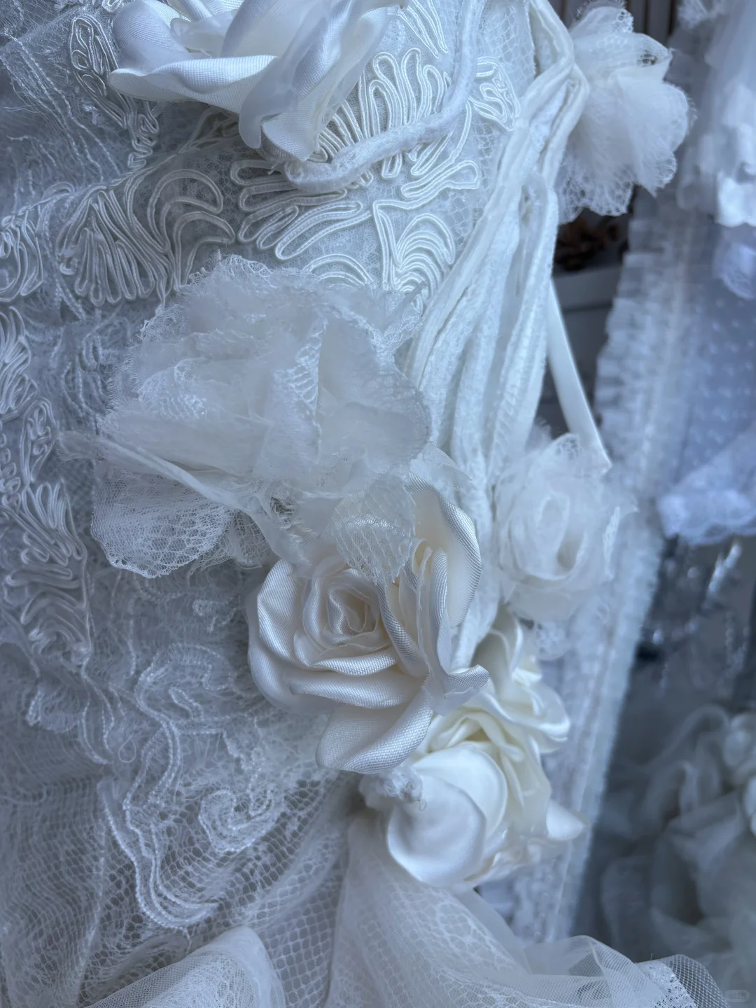 Gorgeous Strapless Lace Mermaid Wedding Dress Ruffled Tulle Floral Applique Bridal Gown DP8295