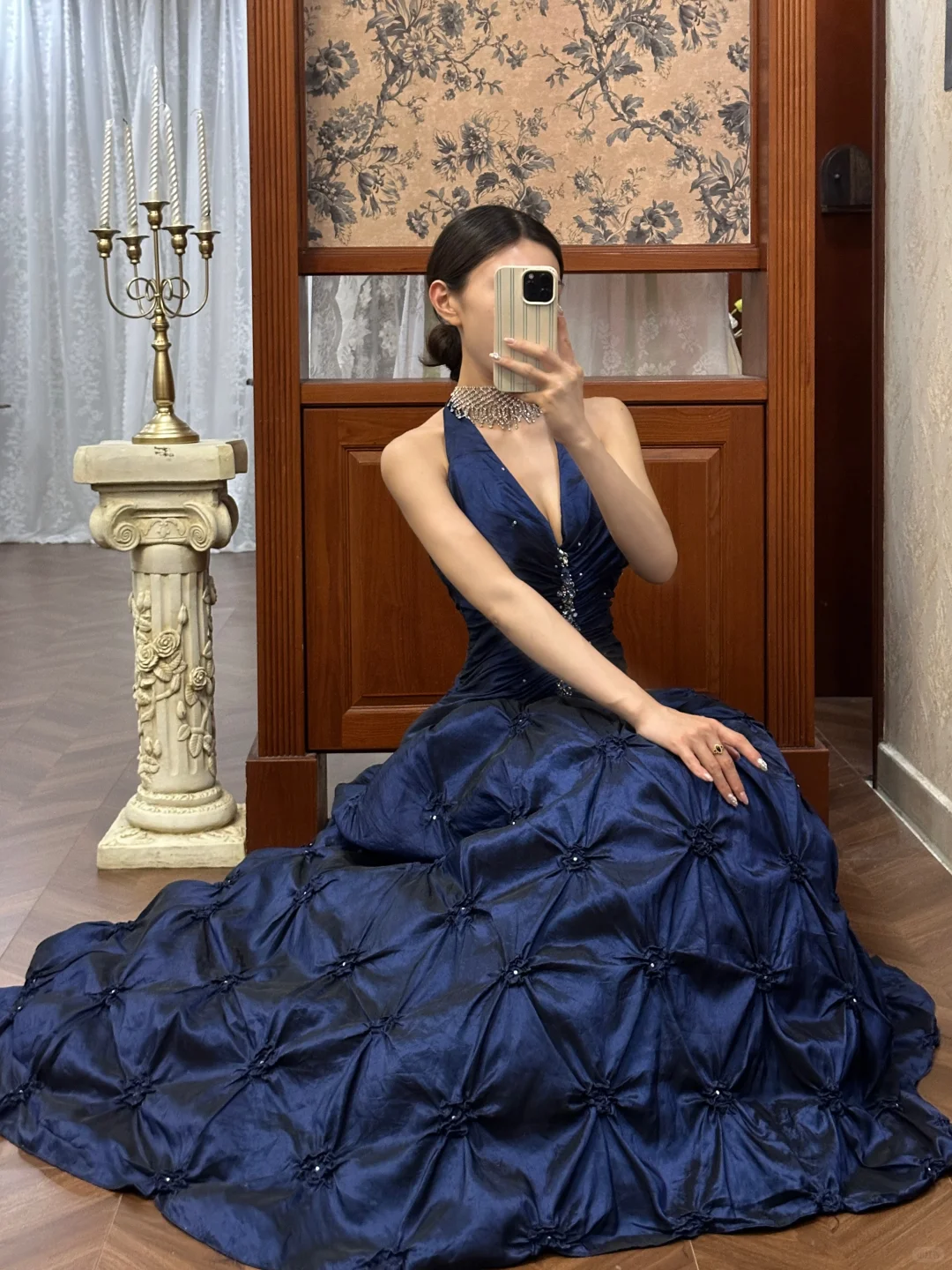 Traumhaftes marineblaues, gerafftes, perlenbesetztes Neckholder-Ballkleid für Sweet 16 Quinceañera DP7952