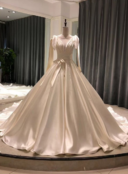 Elegantes elfenbeinfarbenes Satin-Brautkleid in A-Linie mit langen Ärmeln und V-Ausschnitt, Modell DP7044