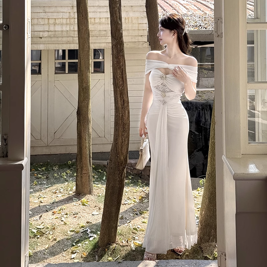Wunderschönes elfenbeinfarbenes, schulterfreies, herzförmiges, perlenbesetztes Meerjungfrau-Abschlussballkleid mit Applikationen, langem Abendkleid DP6401