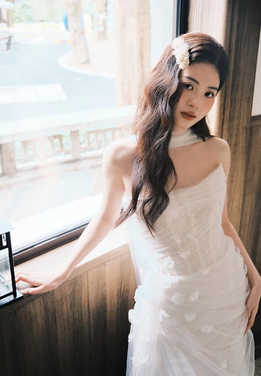 Ethereal Butterfly-Embellished Tulle Wedding Dress Sheath Strapless Bridal Gown DP7204