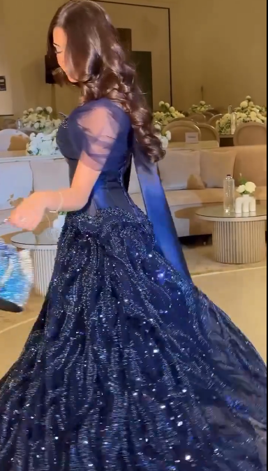 Robe de bal bleu marine élégante à épaules dénudées, ornée de sequins scintillants et de manches en tulle DP7013