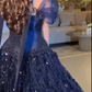 Robe de bal bleu marine élégante à épaules dénudées, ornée de sequins scintillants et de manches en tulle DP7013