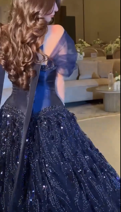 Robe de bal bleu marine élégante à épaules dénudées, ornée de sequins scintillants et de manches en tulle DP7013