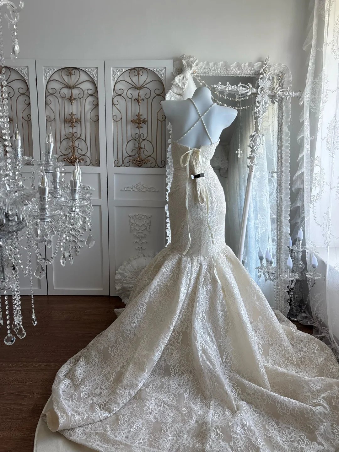 Gorgeous Sweetheart Lace Mermaid Wedding Dress Beaded Halter Neck & Train Bridal Gown DP8296