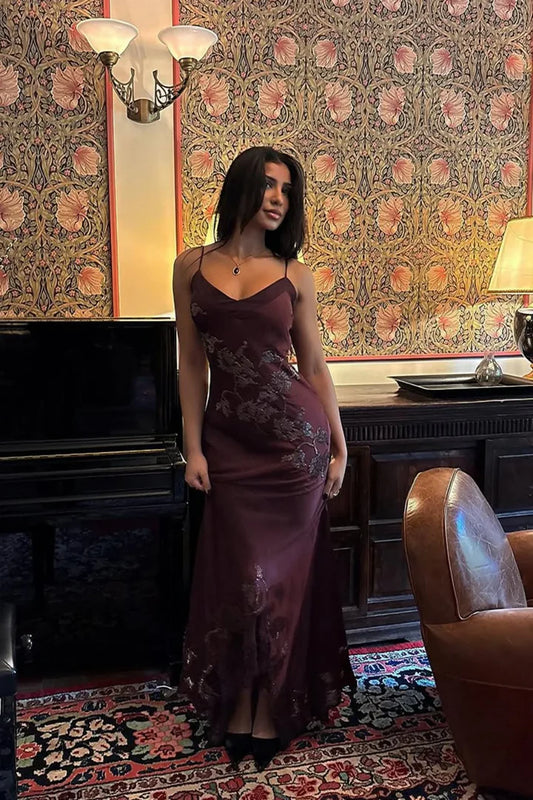 Robe de bal sirène glamour en satin bordeaux à fines bretelles et broderies de dentelle DP7910