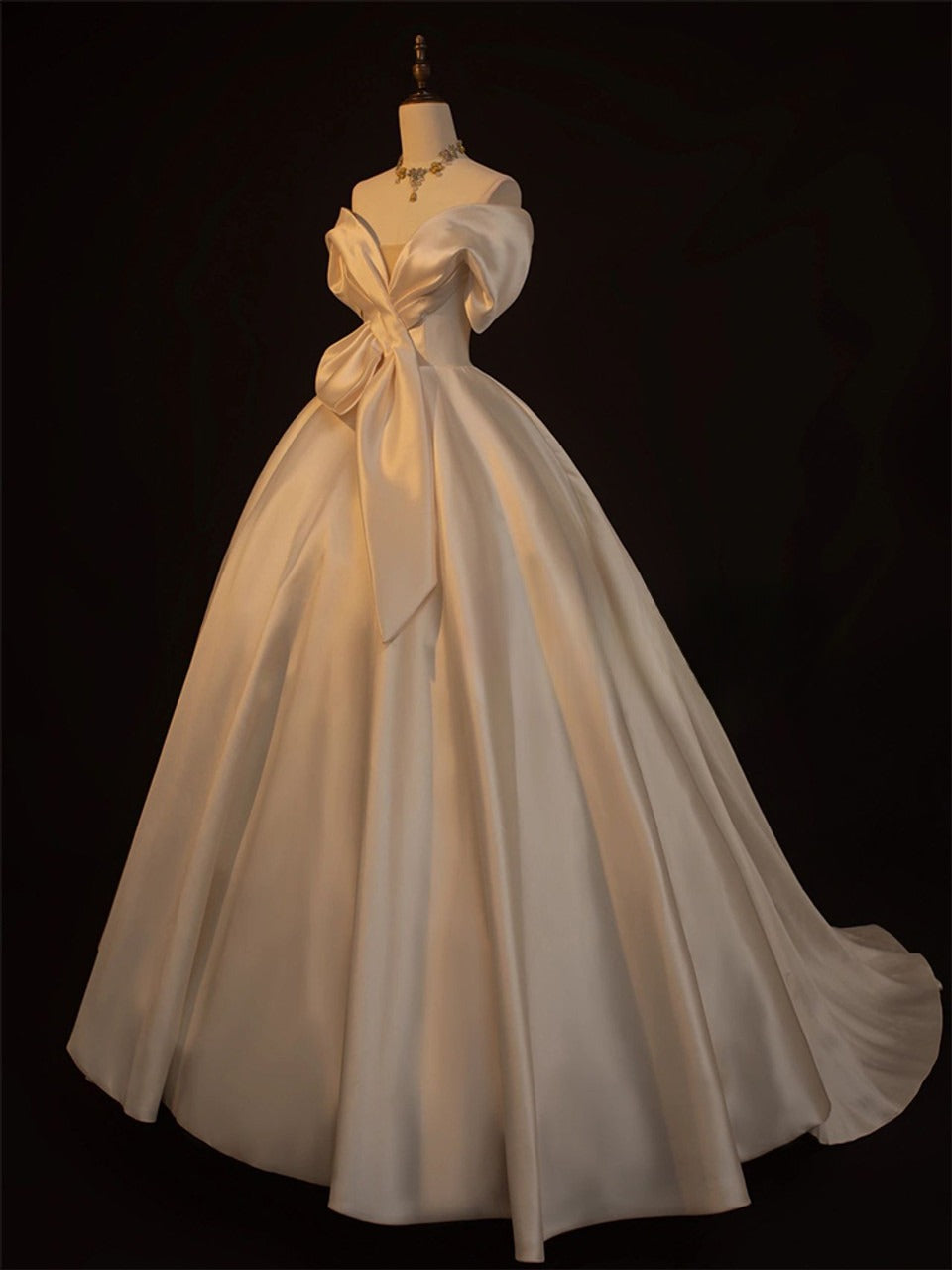 Robe de mariée élégante en satin à épaules dénudées, coupe trapèze, décolleté cœur DP7052