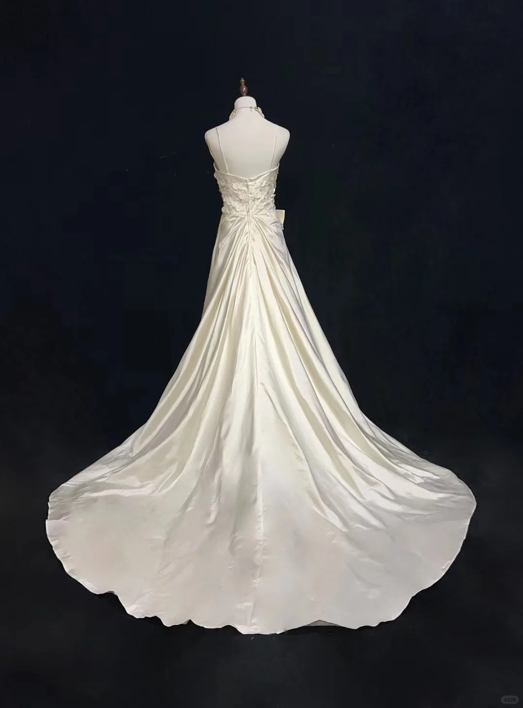 Vintage-Inspired Ivory Satin Strapless Lace Applique & Bow for Timeless Wedding Dress DP7283