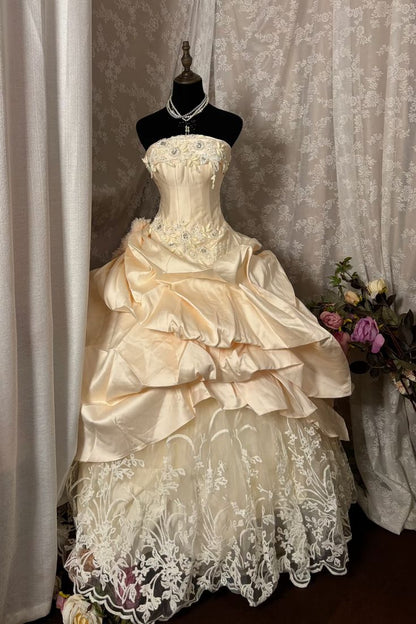 Vintage Champagnerfarbenes, trägerloses Ballkleid aus Satin und Spitze mit Rüschen und Rüschen für Sweet 15 Quinceañera DP7568