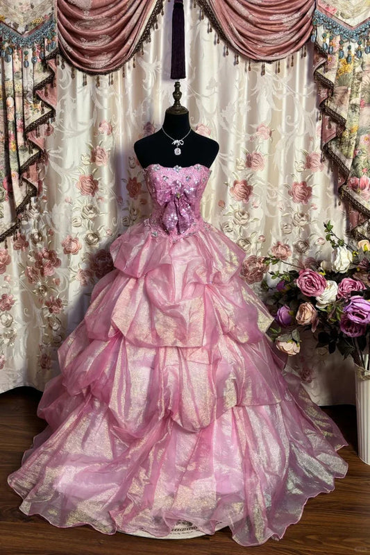 Glamouröses, trägerloses, pinkfarbenes Ballkleid für Quinceañeras mit Stufenrüschen, Pailletten, Schleife und schimmernder Textur (DP7165)