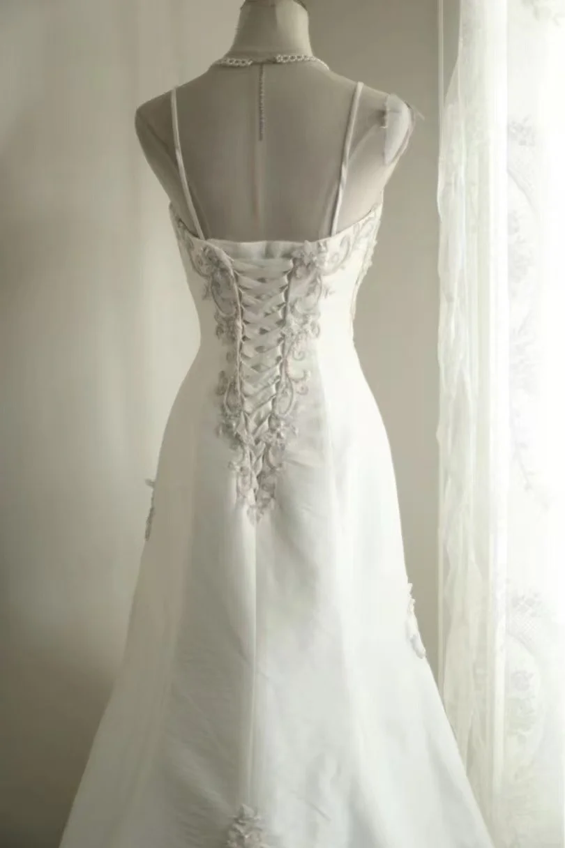 Robe de mariée vintage blanche en satin à fines bretelles, broderies et corsage froncé, coupe trapèze DP7641