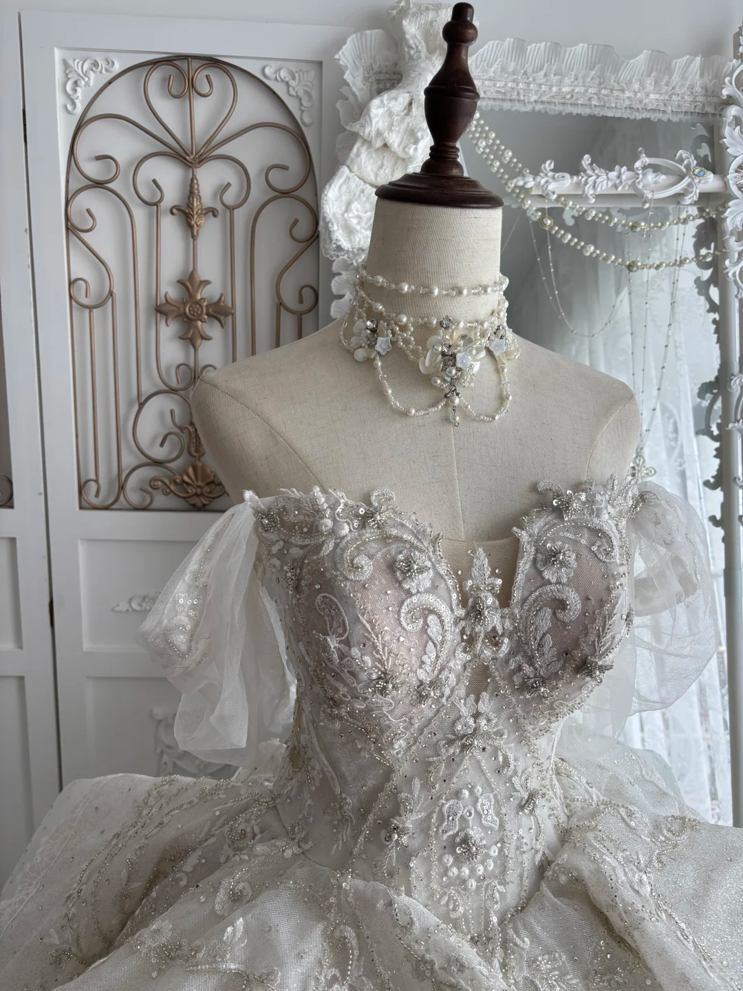 Luxury Off-the-Shoulder Sweetheart Ball Gown Wedding Dress Glitter Tulle Beaded Lace Tiered Bridal Gown with Train DP8136