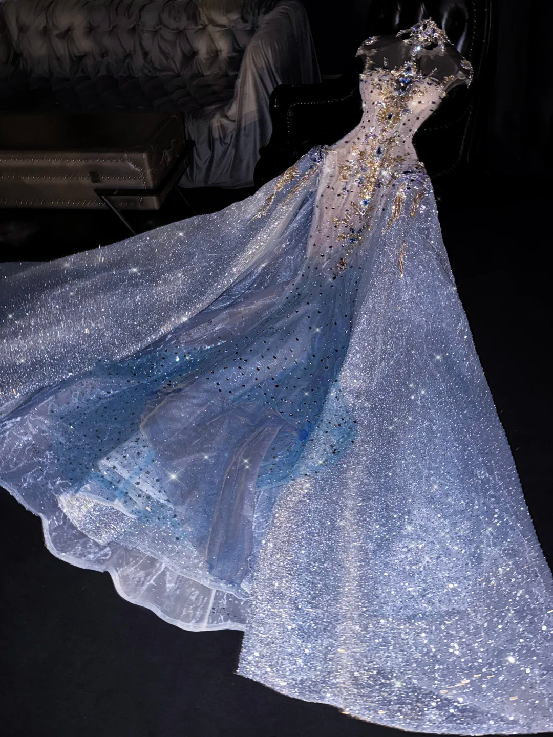 Elegantes Abendkleid mit Sternenhimmel-Ombré-Effekt, funkelndem Tüll, Strasssteinen und Perlenbesatz DP7310