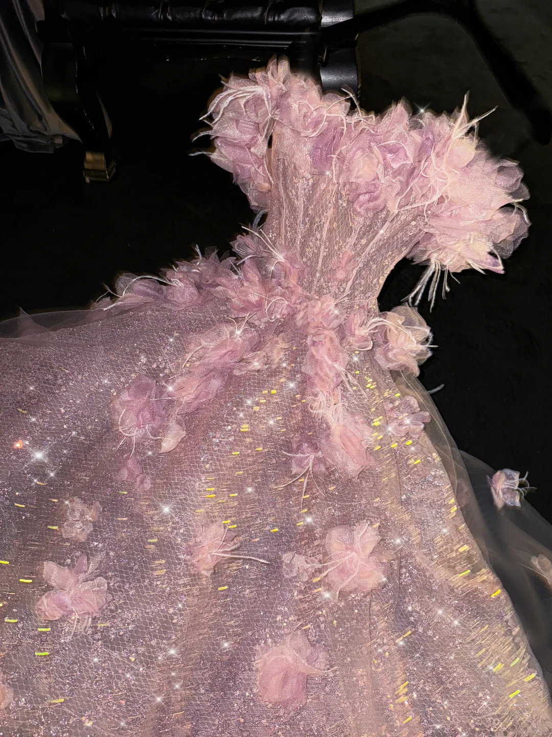 Robe de soirée cocktail rose pailletée à épaules dénudées, en tulle à sequins et plumes 3D, DP7318
