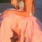 Elegantes pinkfarbenes, trägerloses Tüllkleid mit Perlen, Schleife, Korsett-Oberteil, gestuften Rüschen, hohem Schlitz für Sweet 15/Quinceanera, Ballkleid DP8370