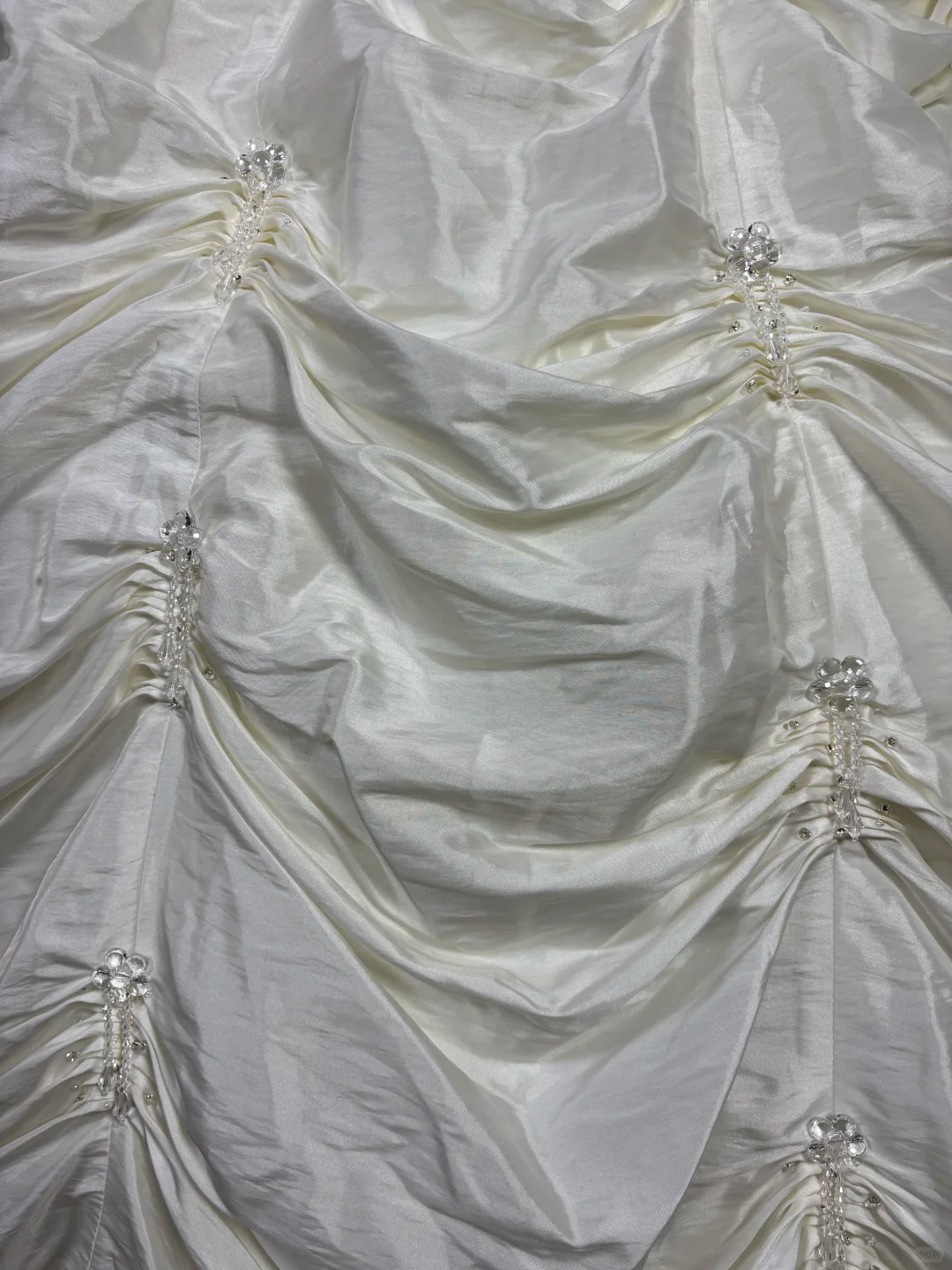 Robe de mariée bustier élégante en satin à volants, coupe trapèze, ornée de perles et de perles DP7072