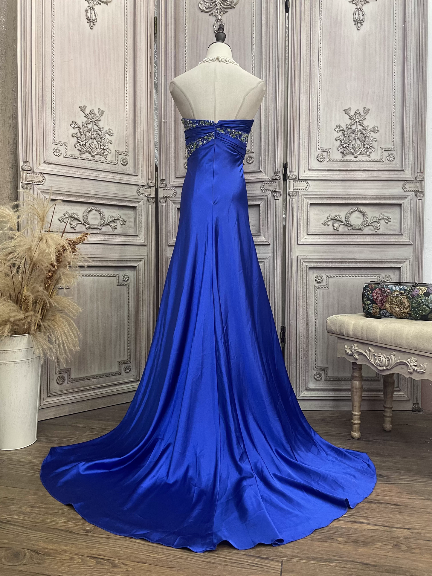 Vintage königsblaues trägerloses Satin-Abendkleid mit Perlenbesatz und Schleppe, formelles Ballkleid DP7594