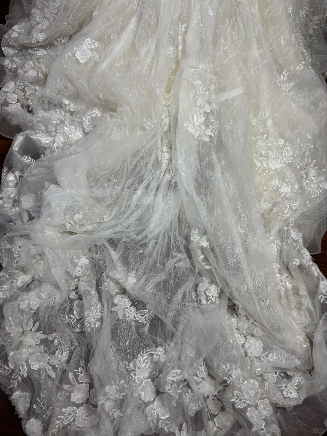 Robe de mariée vintage en dentelle, épaules dénudées, coupe trapèze, broderies florales, DP7063