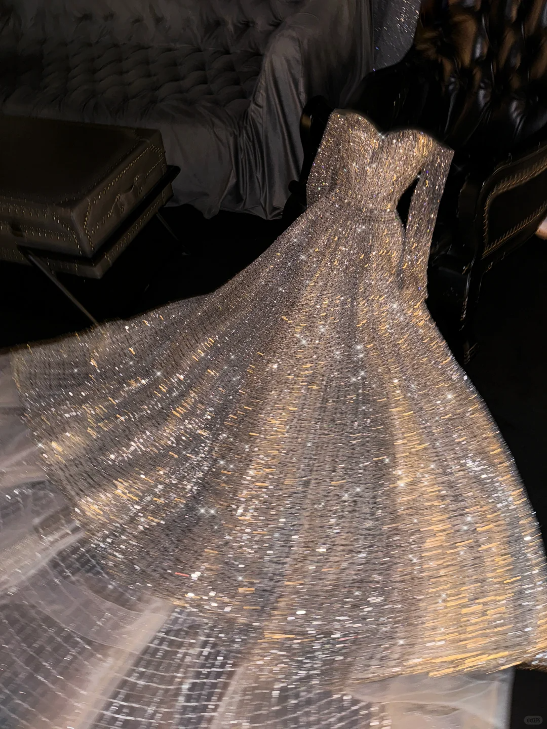 Robe de soirée glamour dorée à sequins, coupe trapèze, décolleté cœur et épaules dénudées DP7320