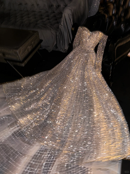 Robe de soirée glamour dorée à sequins, coupe trapèze, décolleté cœur et épaules dénudées DP7320