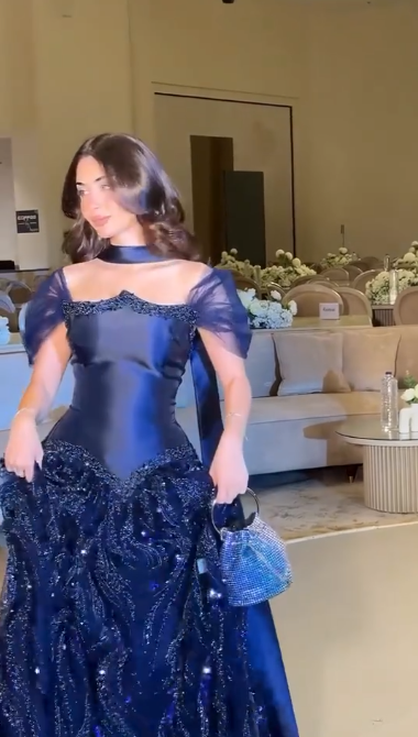 Robe de bal bleu marine élégante à épaules dénudées, ornée de sequins scintillants et de manches en tulle DP7013