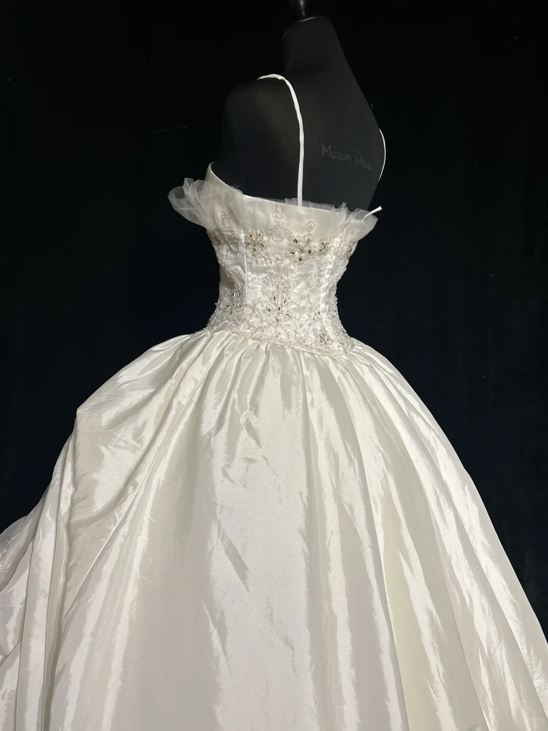 Robe de mariée vintage ivoire à corsage perlé, coupe trapèze, tulle superposé, bretelles amovibles, DP7115