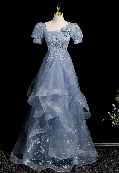 Robe de bal de quinceañera glamour bleu clair à sequins, épaules dénudées, broderies, tulle à volants et nœud, coupe trapèze DP7092