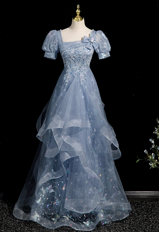 Robe de bal de quinceañera glamour bleu clair à sequins, épaules dénudées, broderies, tulle à volants et nœud, coupe trapèze DP7092