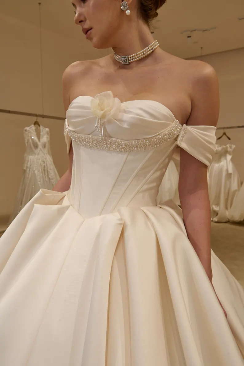 Robe de mariée classique en satin ivoire avec corset et coupe A, épaules dénudées DP8389