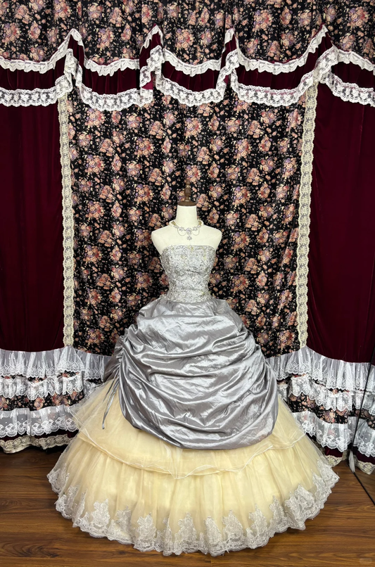 Retro Silbernes trägerloses A-Linien-Satin-Quinceanera-Kleid mit Pailletten für den 16. Geburtstag, Ballkleid, DP5923