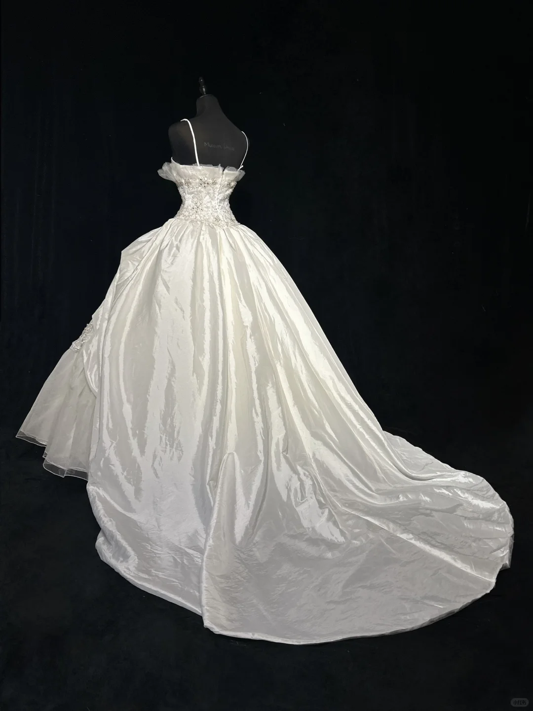 Robe de mariée vintage ivoire à corsage perlé, coupe trapèze, tulle superposé, bretelles amovibles, DP7115