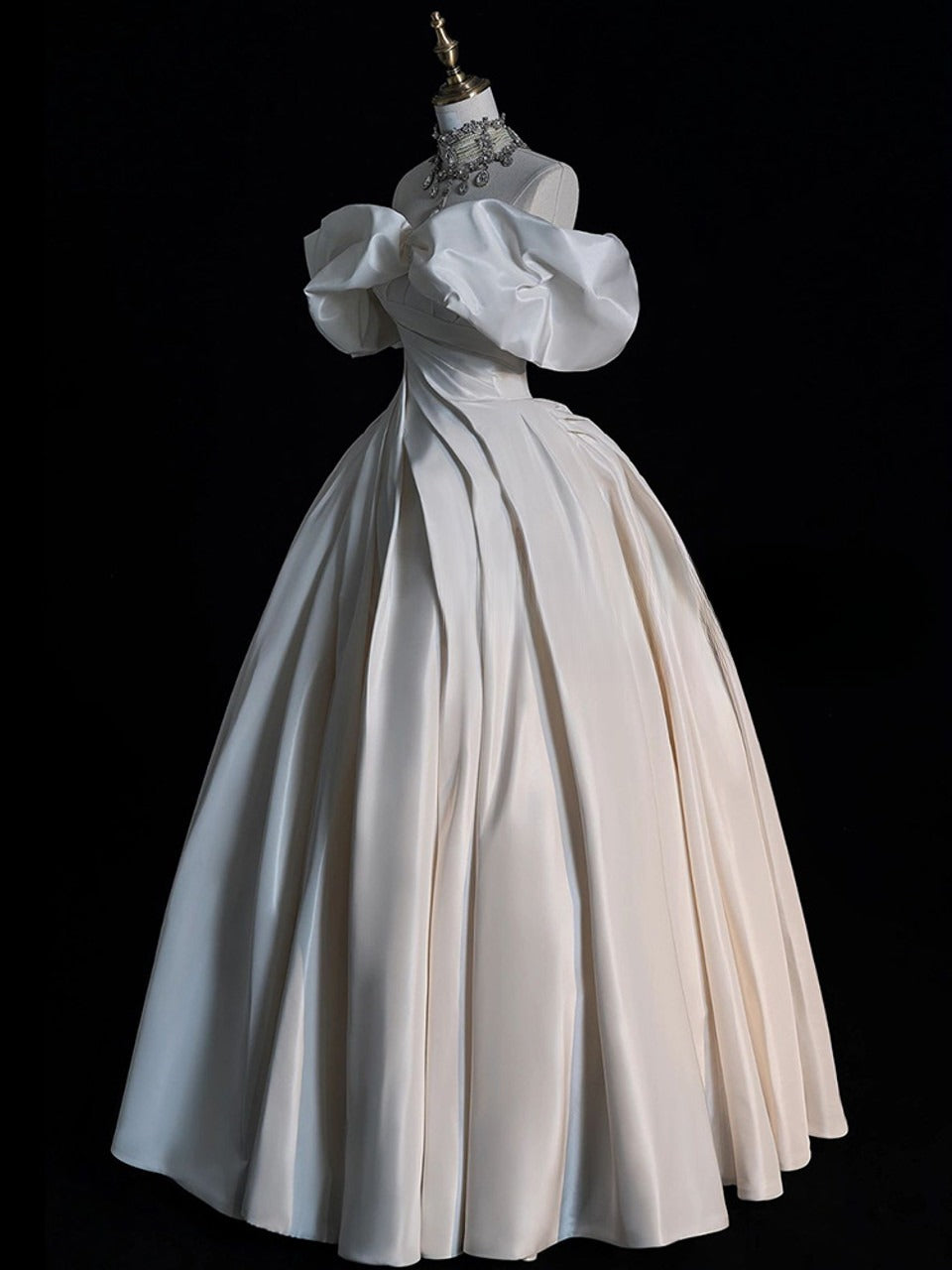 Robe de mariée élégante en satin, coupe trapèze, épaules dénudées, DP7057