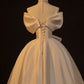Robe de mariée élégante en satin à épaules dénudées, coupe trapèze, décolleté cœur DP7052