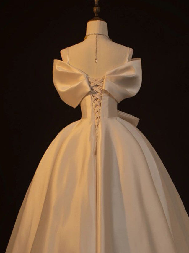 Robe de mariée élégante en satin à épaules dénudées, coupe trapèze, décolleté cœur DP7052