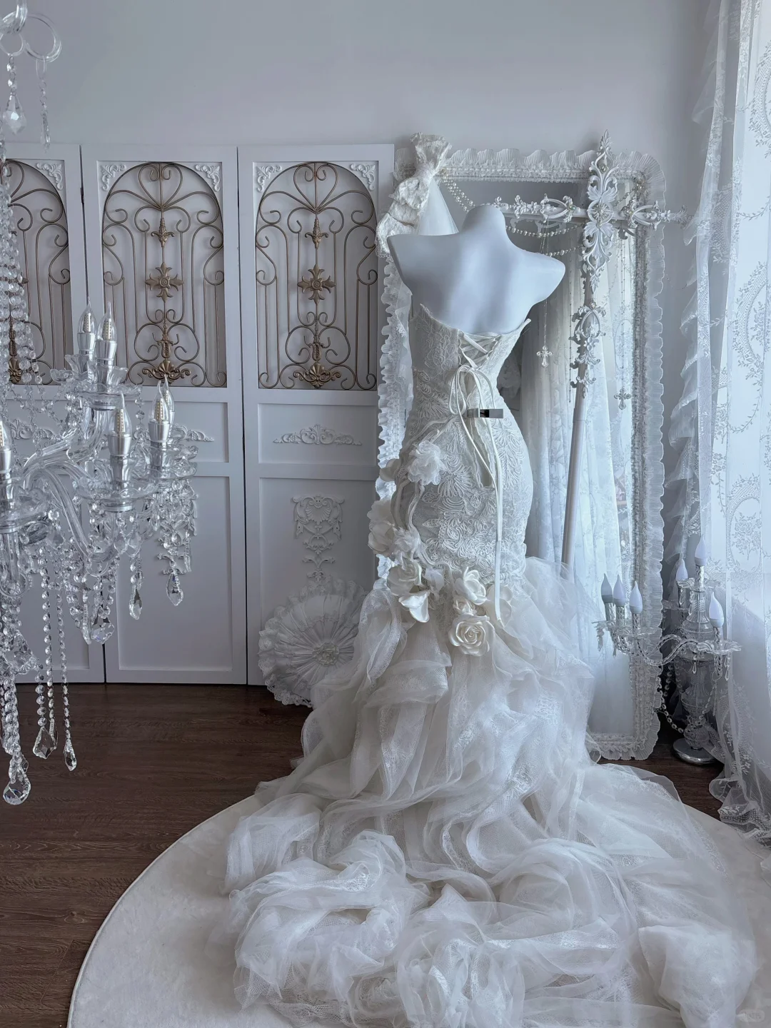 Gorgeous Strapless Lace Mermaid Wedding Dress Ruffled Tulle Floral Applique Bridal Gown DP8295