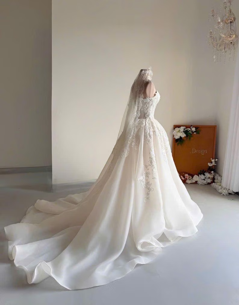 Classic Lace Applique Strapless Sweetheart Wedding Dress DP8390