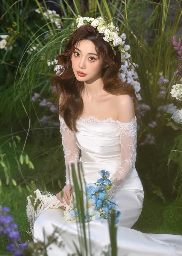 Robe de mariée élégante en satin blanc, épaules dénudées, coupe fourreau, manches en dentelle, DP7202