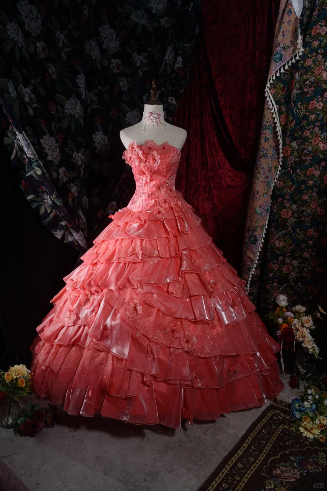 Magnifique robe de bal corail sans bretelles à volants superposés et fleurs 3D pour Sweet 15 ou Quinceañera DP7403
