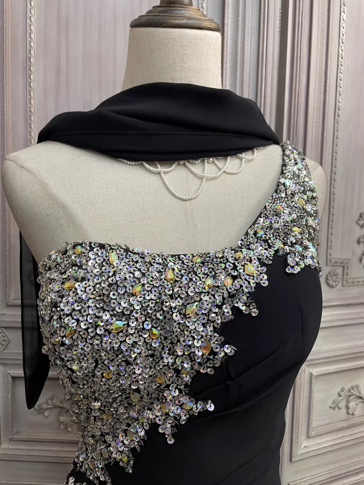 Vintage schwarzes, einseitig schulterfreies Satin-Abendkleid mit Perlenbesatz und Schleppe, formelles Ballkleid DP7598