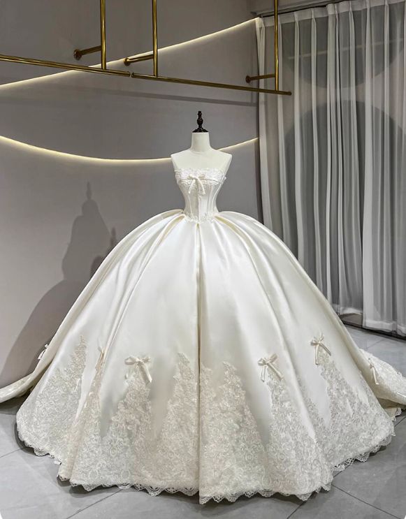 Romantic Ivory Strapless Satin Lace Appliques  A-Line Wedding Dress DP8618