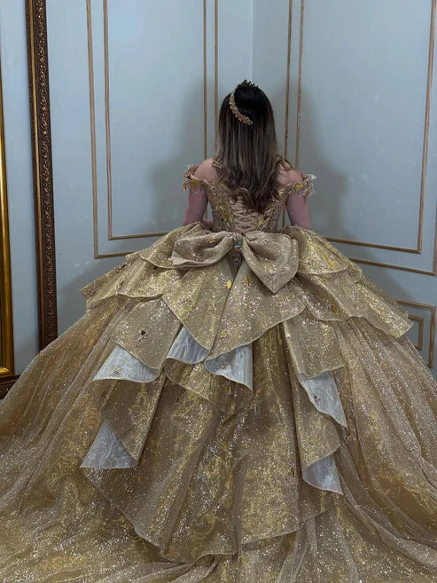 Robe de bal élégante en tulle pailleté doré à épaules dénudées et à volants, ornée de perles, référence DP7234